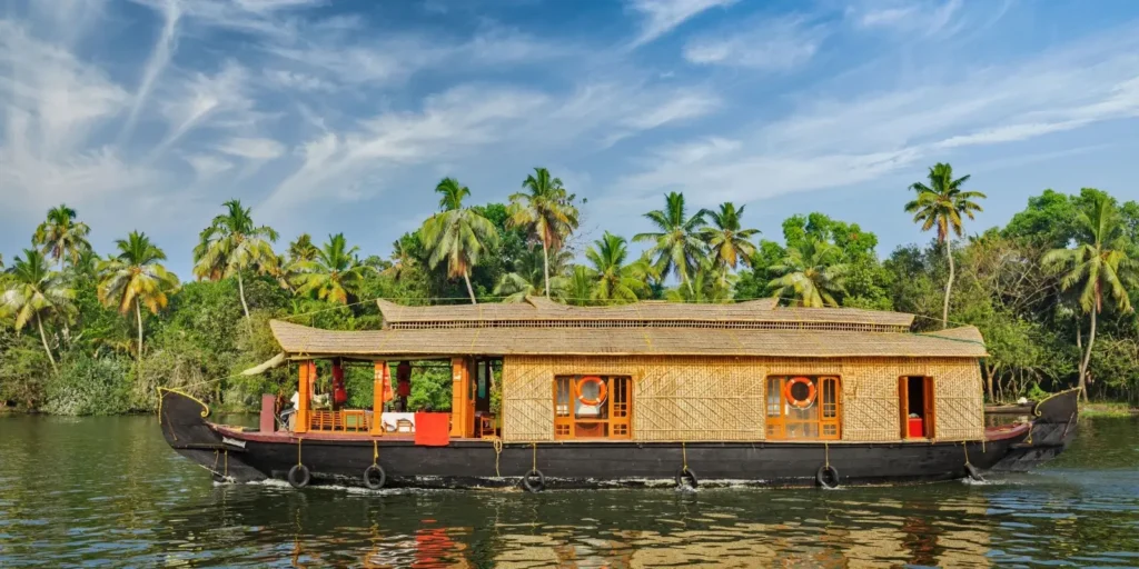 Alleppey Houseboat Stay in Kerala Price, Types & Booking Guide