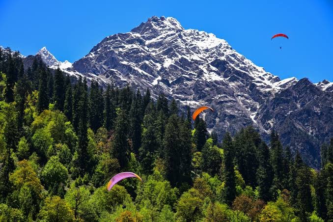 Snow covered mountains of Manali on a Himachal tour package from Delhi